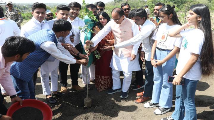 मुख्यमंत्री श्री चौहान ने सामाजिक कार्यकर्ताओं के साथ पौध-रोपण किया